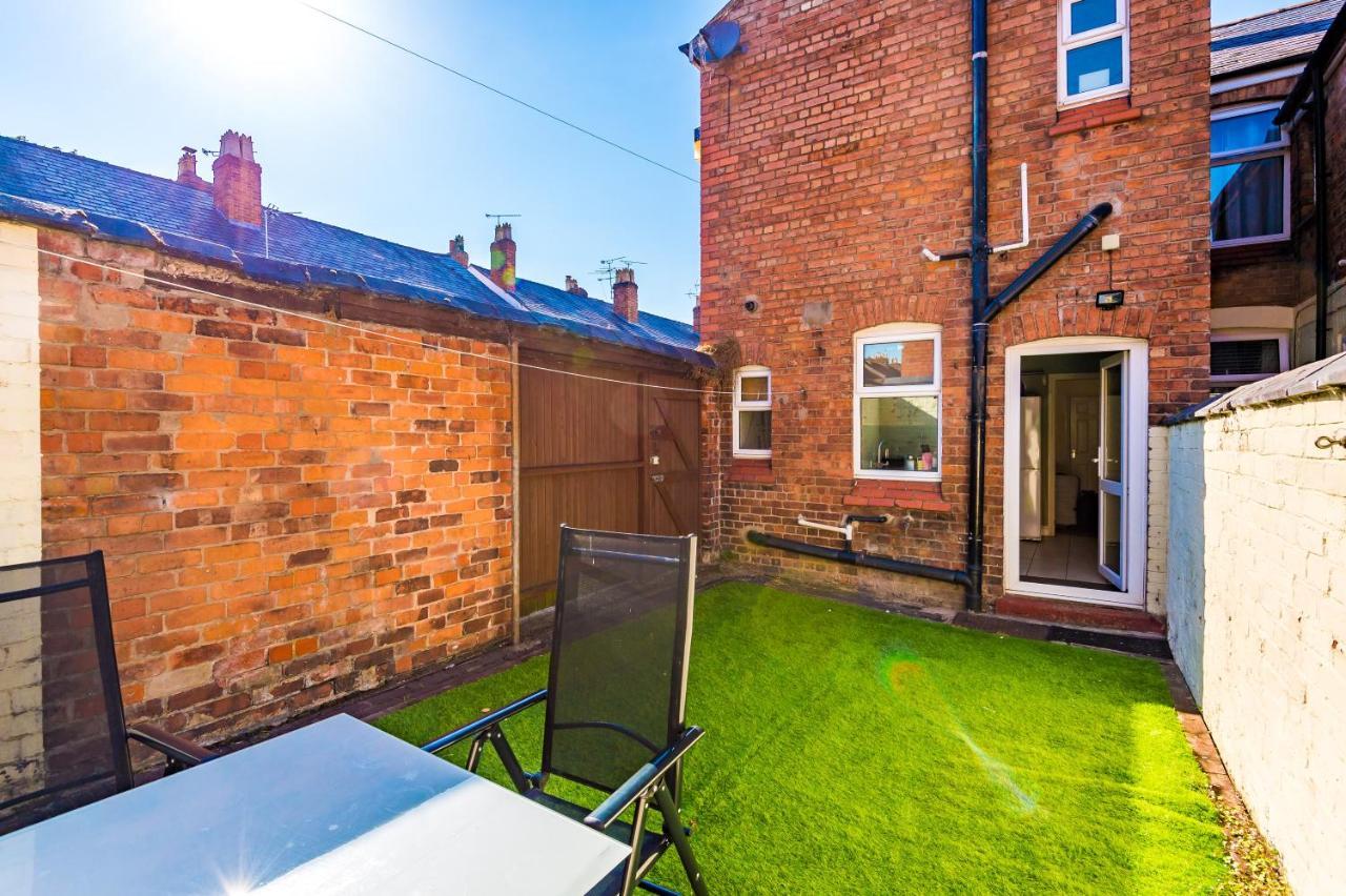 Spacious 3-Bed House In Chester By 53 Degrees Property, Ideal For Families & Professionals, Free Parking - Sleeps 7 Exterior photo