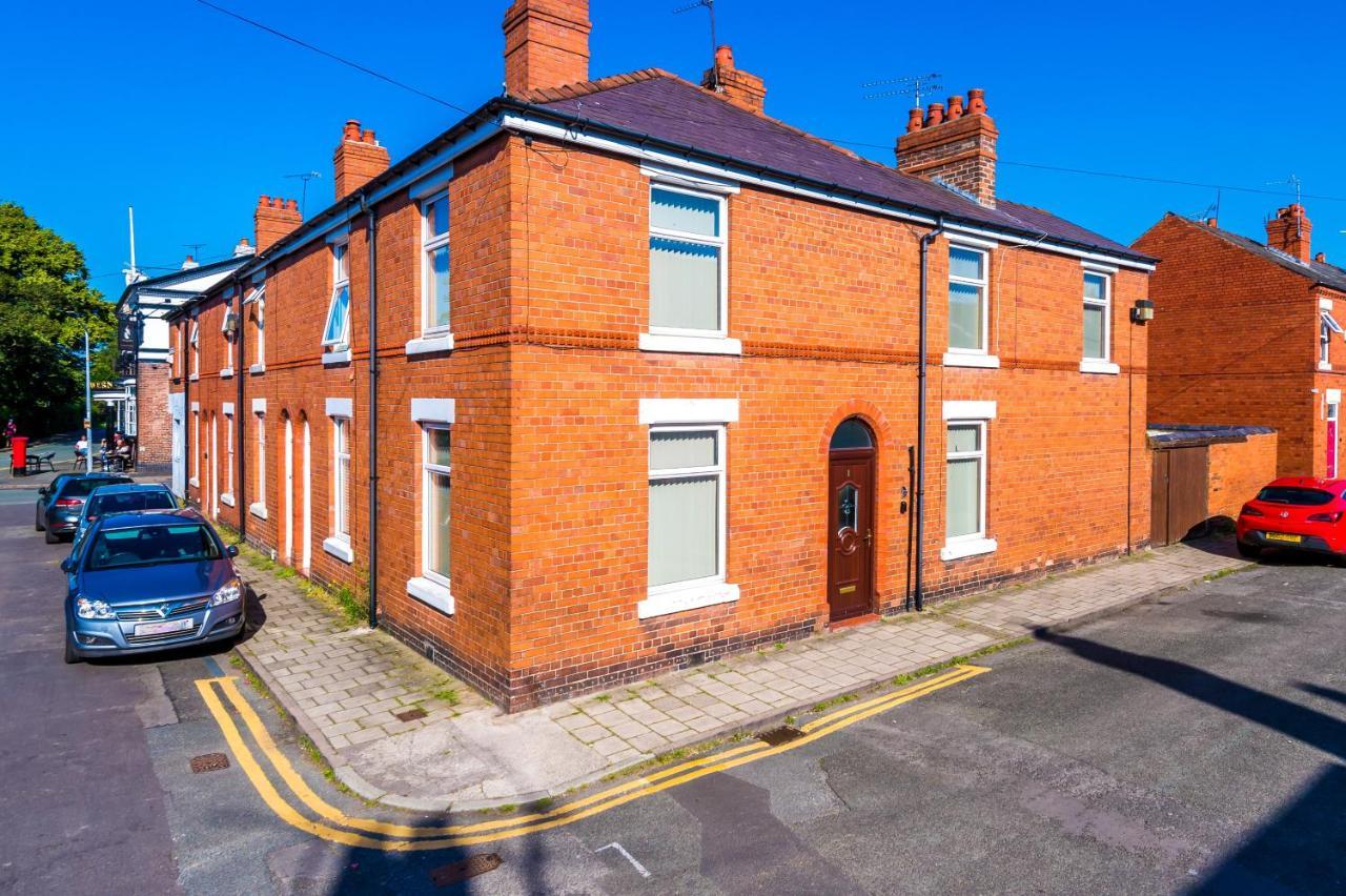 Spacious 3-Bed House In Chester By 53 Degrees Property, Ideal For Families & Professionals, Free Parking - Sleeps 7 Exterior photo